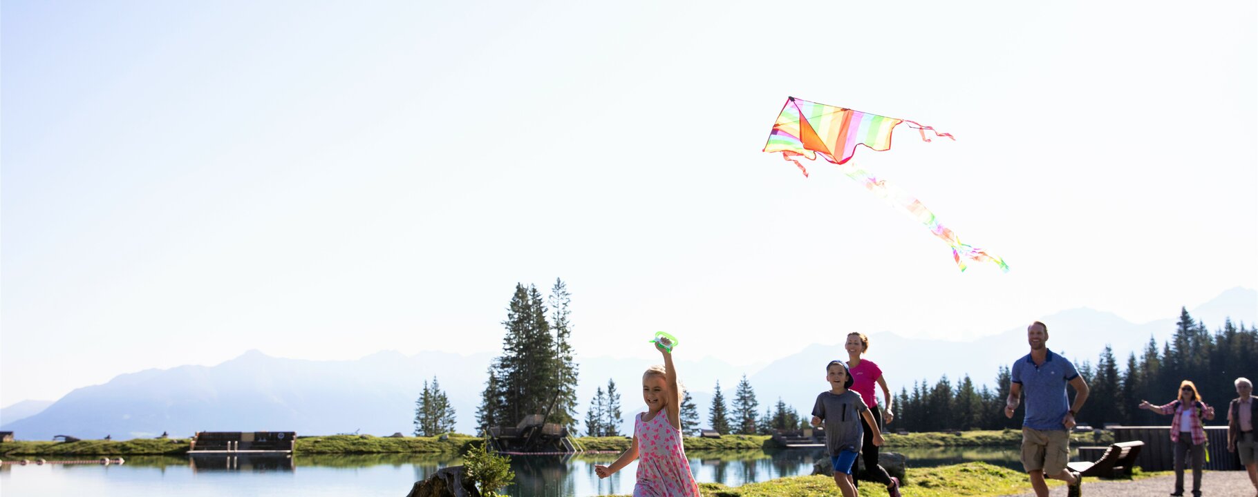 Family at the Högsee with kites in the morning in Serfaus-Fiss-Ladis, Tyrol, Austria | © Serfaus-Fiss-Ladis Marketing GmbH | danielzangerl.com