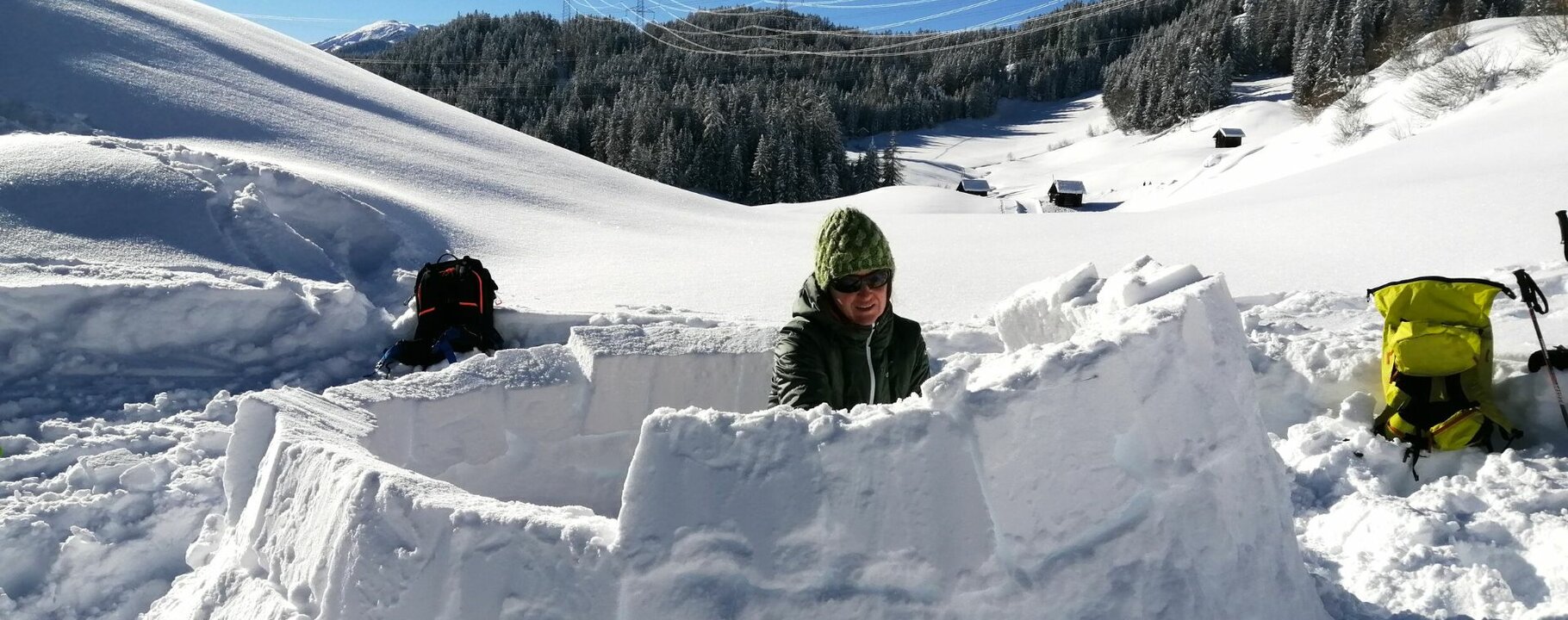 Astrid Walser hat Spaß beim Iglu bauen. | © Astrid Walser