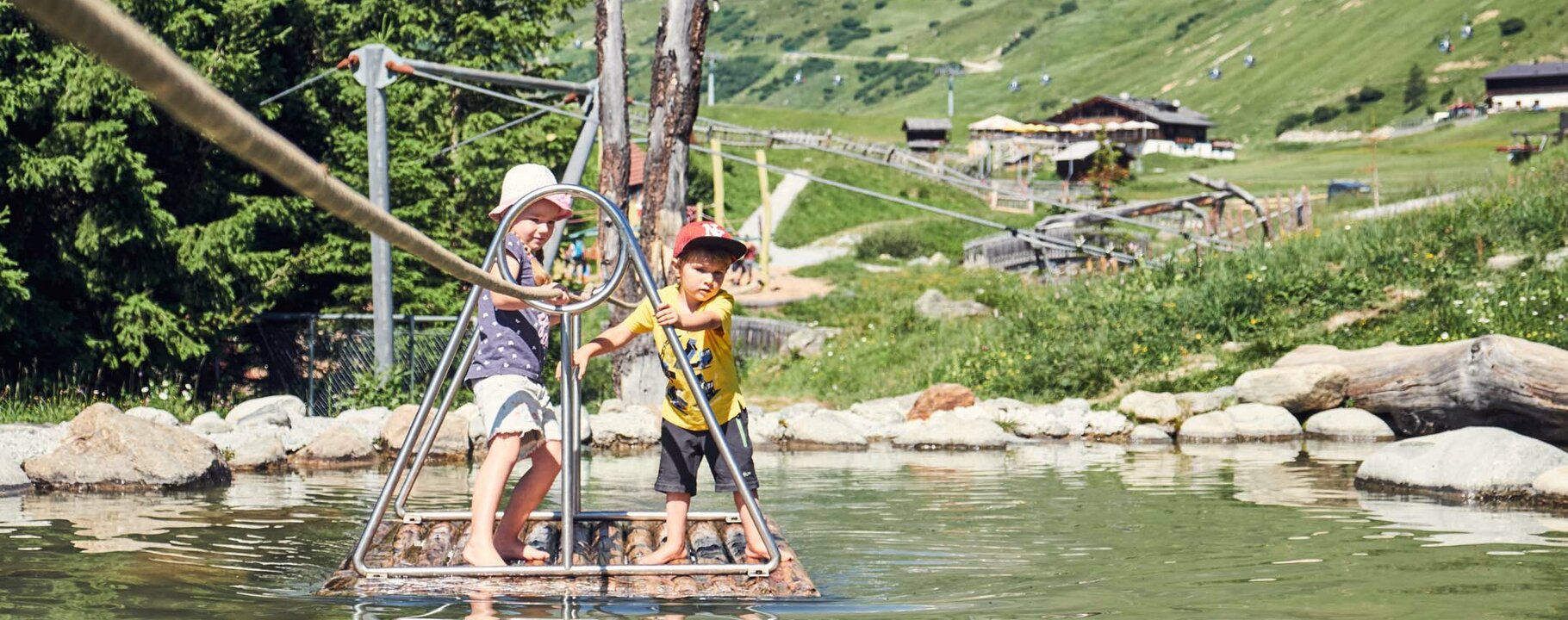 get over the small pond with the raft - Murmliwasser park Serfaus | © christianwaldegger.com