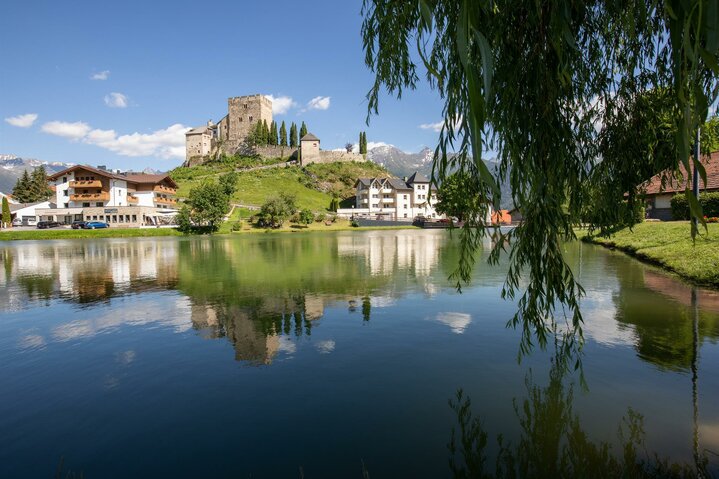 Burg Laudegg Sommeransicht 1