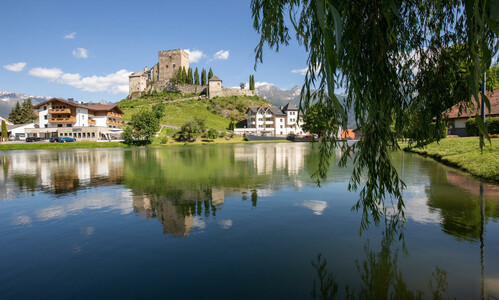 Burg Laudegg Sommeransicht 1