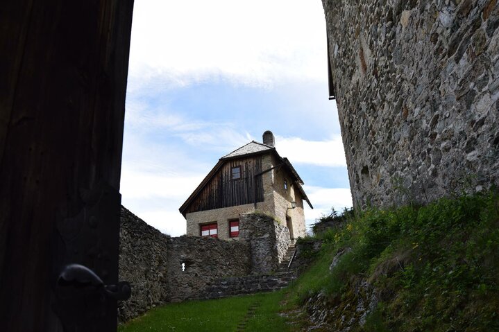 Burg Laudegg Sommeransicht 2