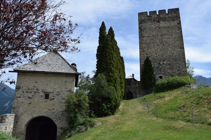 Burg Laudegg Sommeransicht 3