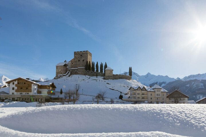 Burg Laudegg Winteransicht 1